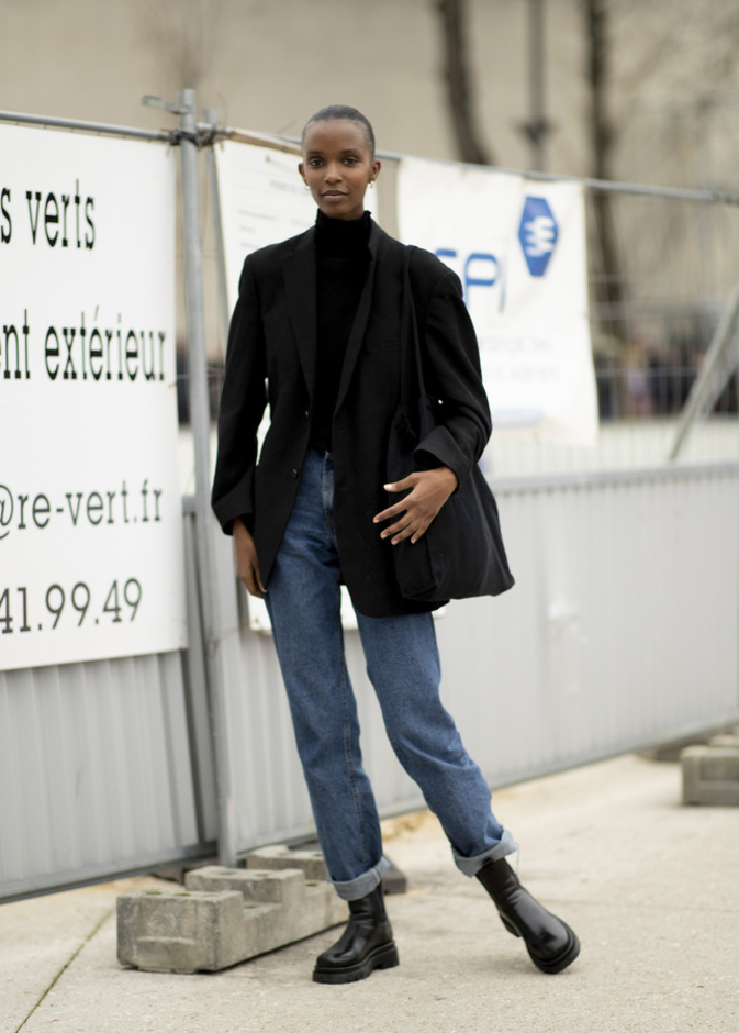 تنسيق البلايزر مع بلايز بياقة عالية للوك خريفي دافىء من Street style