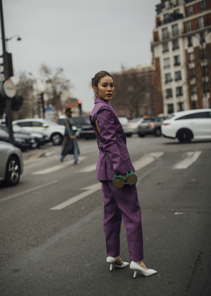 بدلة بنفسجية اللّون مع أكسسوار أخضر من تنسيقات Street style