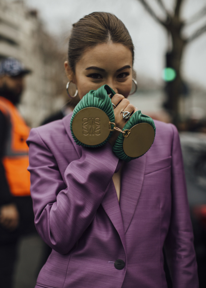 تنسيق الحقيبة الخضراء لموسم خريف 2022 صيحة لافتة من Street style