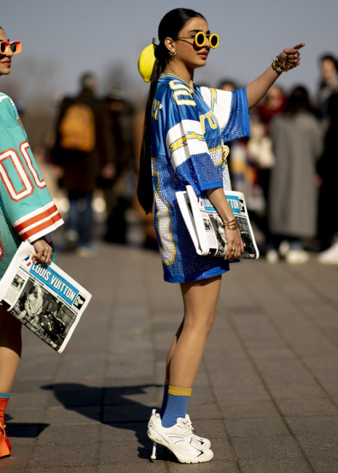 أكسسوارات مهمة يمكنك تنسيقها لإطلالات مباريات المونديال من Street style