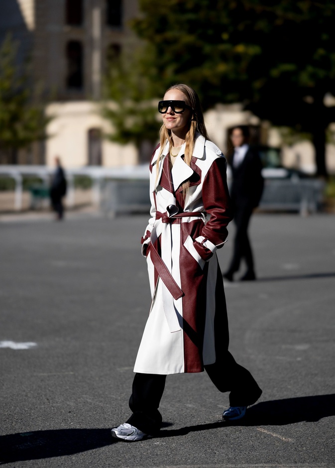 إطلالات شبابية باللونين العنابي والأبيض لتشجيع منتخب قطر في كأس العالم