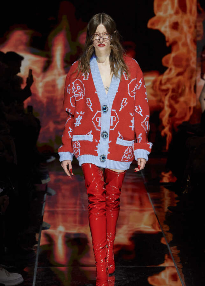 الأحمر مع الأزرق من أبرز التنسيقات الرائجة لخريف 2022 من Philipp Plein