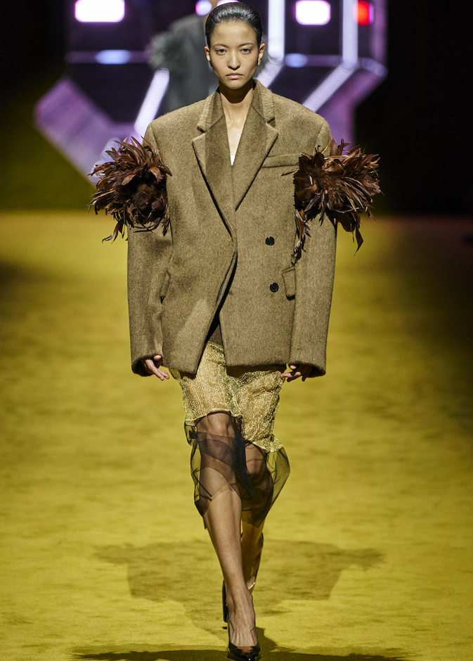 إن كنت تخشين أزياء الريش اليك أكثر الطرق الأنيقة لاعتمادها