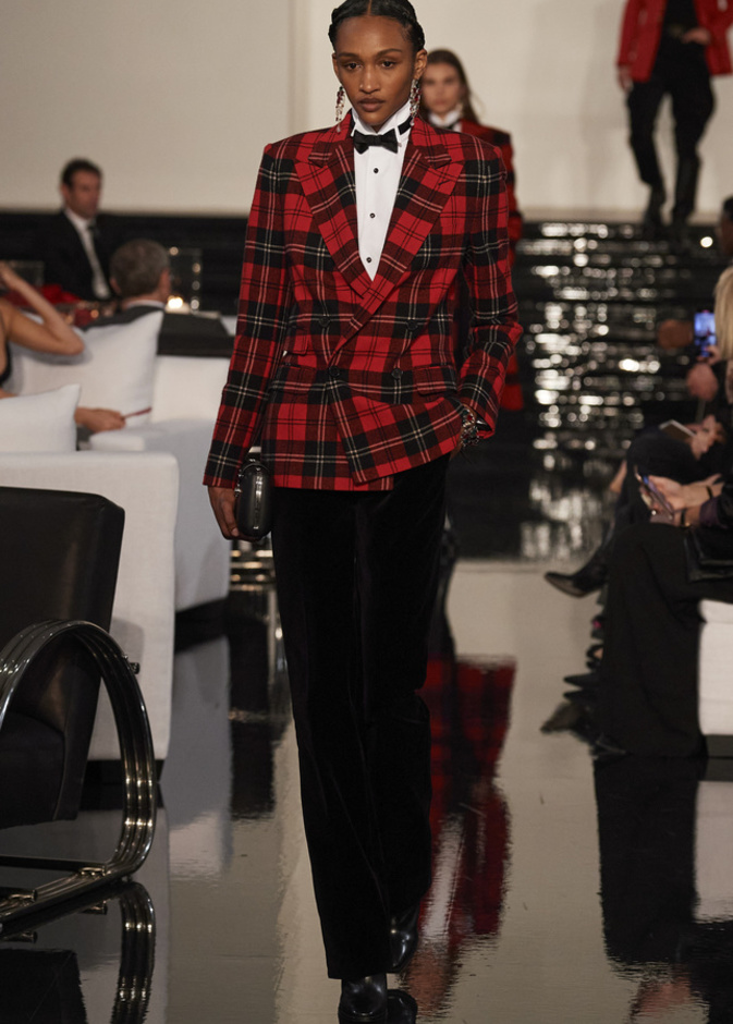 إطلالة مميّزة بالأحمر والأسود تناسب اليوم الوطني الإماراتي من Ralph Lauren