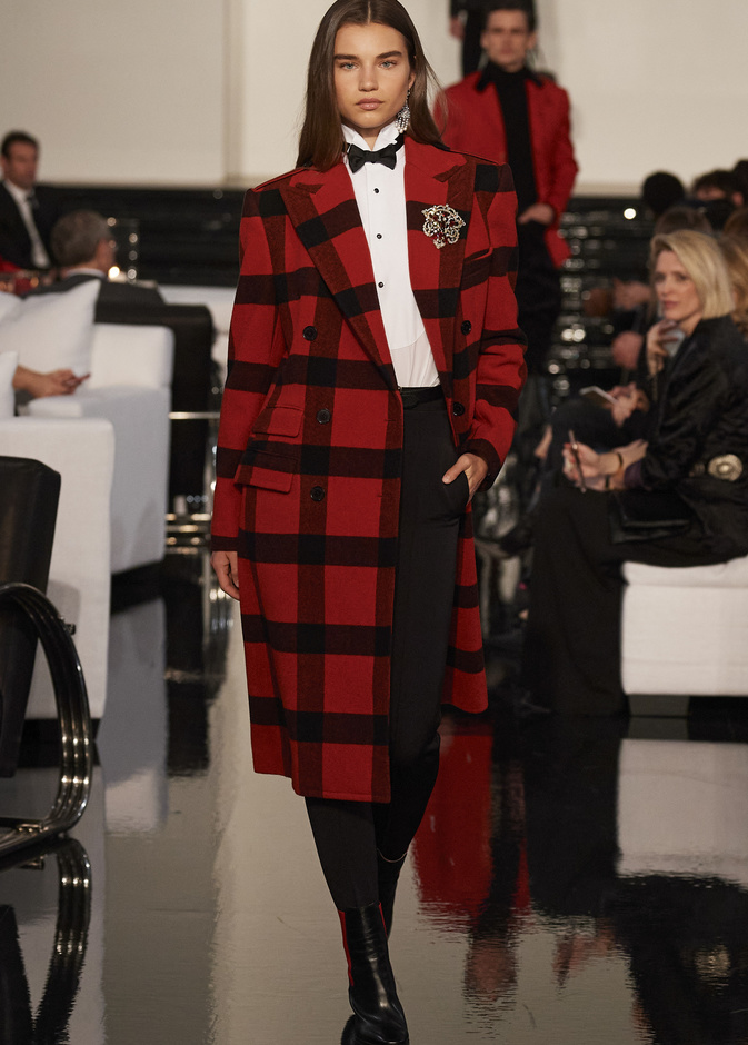 تصاميم الكارو الحمراء لإطلالة ساحرة في شتاء 2023