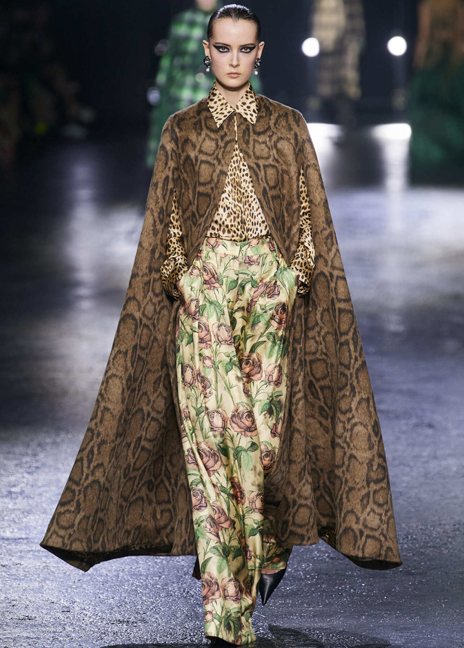 موضة الكاب المنقوش لإطلالة مريحة ودافئة في شتاء 2023