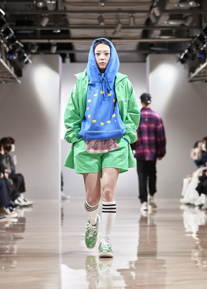 إطلالة رياضية لافتة بألوان حيوية تناسب مباريات كأس العالم من Saint Ego