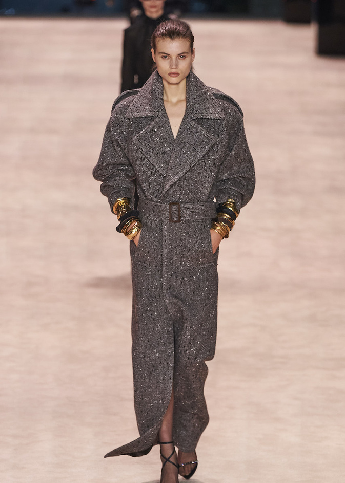 المعطف الماكسي الخيار المثالي لطويلات القامة هذا الشتاء