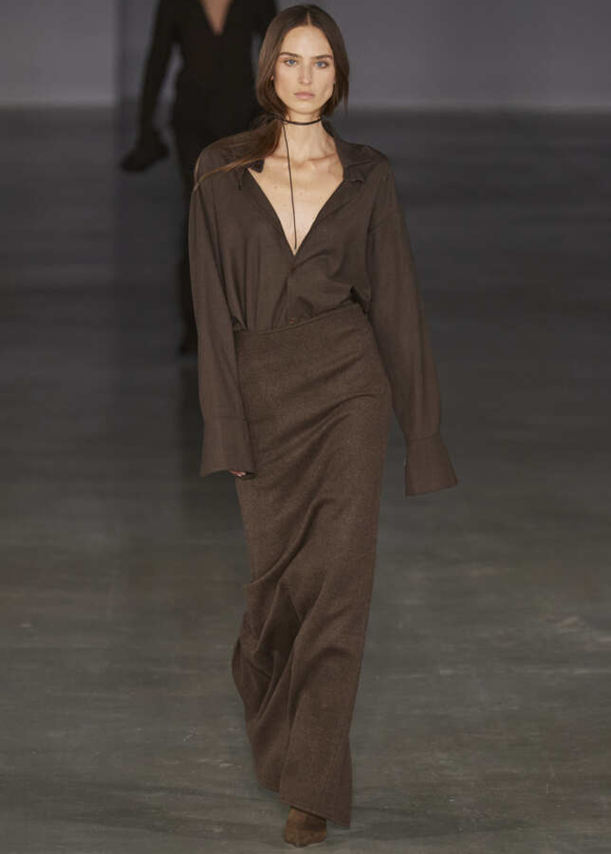 إطلالة كاملة باللّون البني للوك جذاب لافت من Saint Sernin