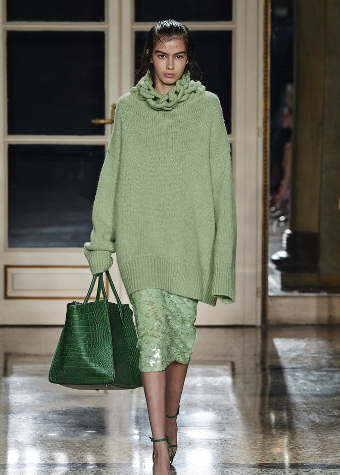 أفكار كاجوال لتنسيق الكنزة الصوفية مع التنانير في خريف وشتاء 2022-2023