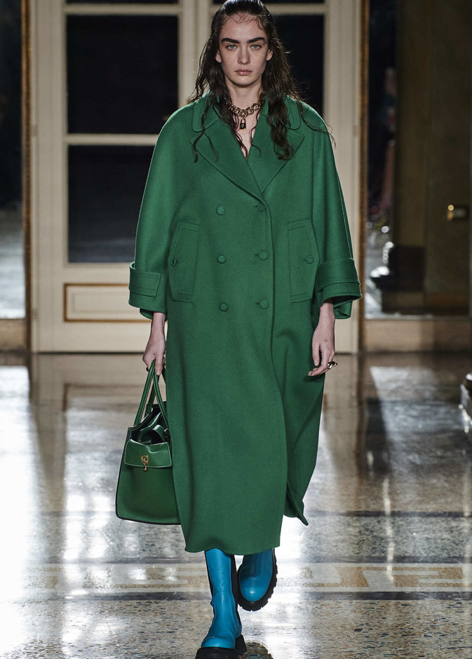 موديلات معاطف باللون الأخضر لإطلالة عصرية في شتاء 2023
