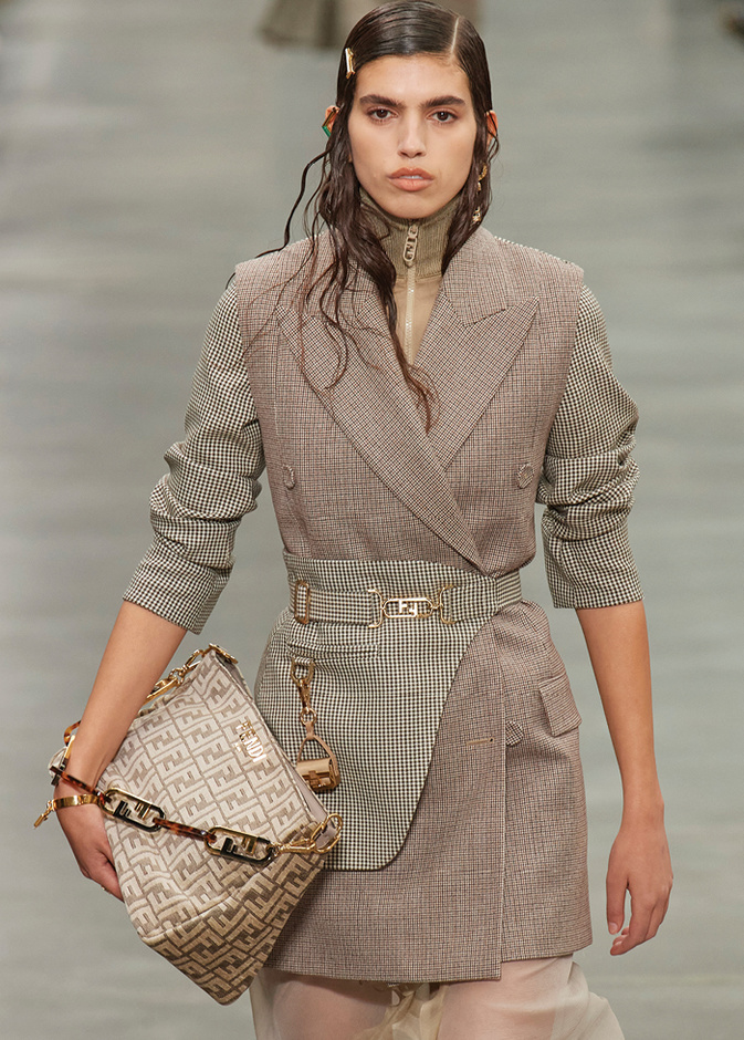 إلهام خريفي متدفق لقطع أزياء يمكنك استعارتها من خزانة زوجك