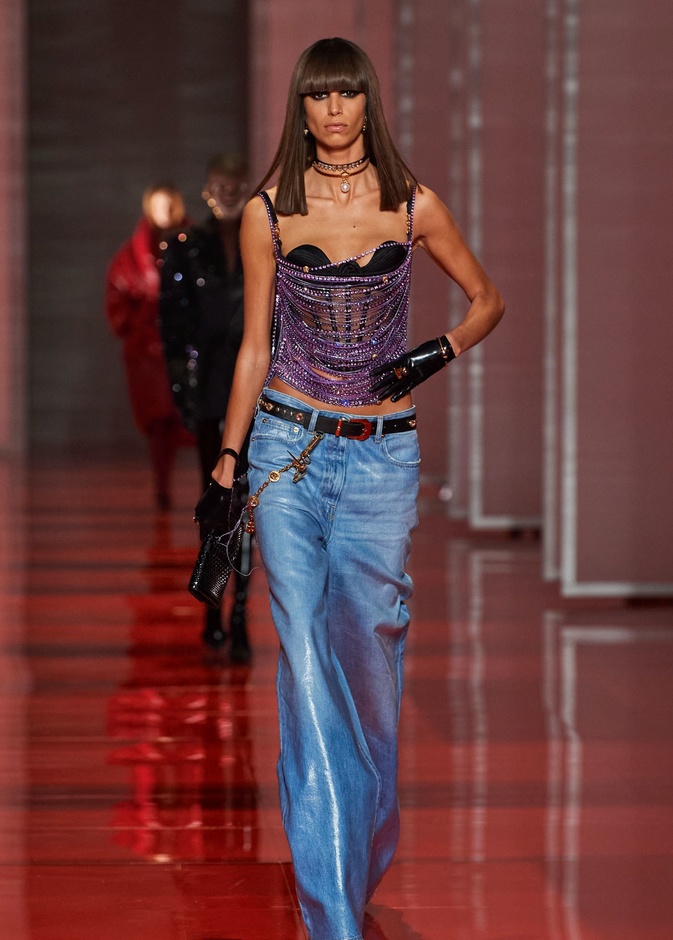 أبرز صيحات بنطلونات الدينم من منصات عروض خريف وشتاء 2022