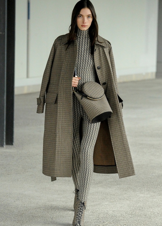 جمبسوت بيجي، ومعطف بني من Victoria Beckham