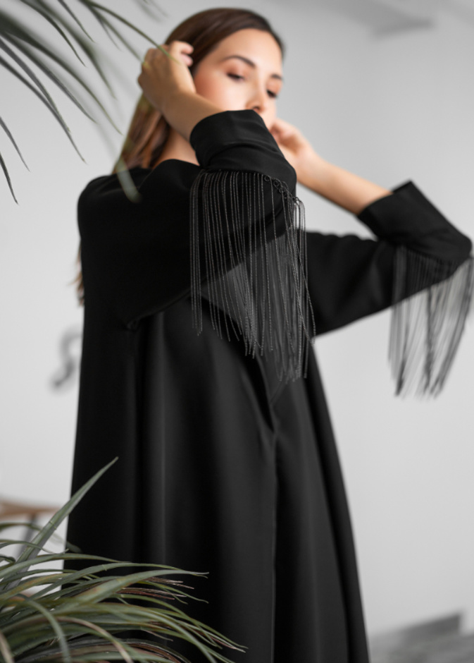 صيحة الشراشيب زيّنت عباية Wearbic السوداء بأسلوب أنيق وعصري