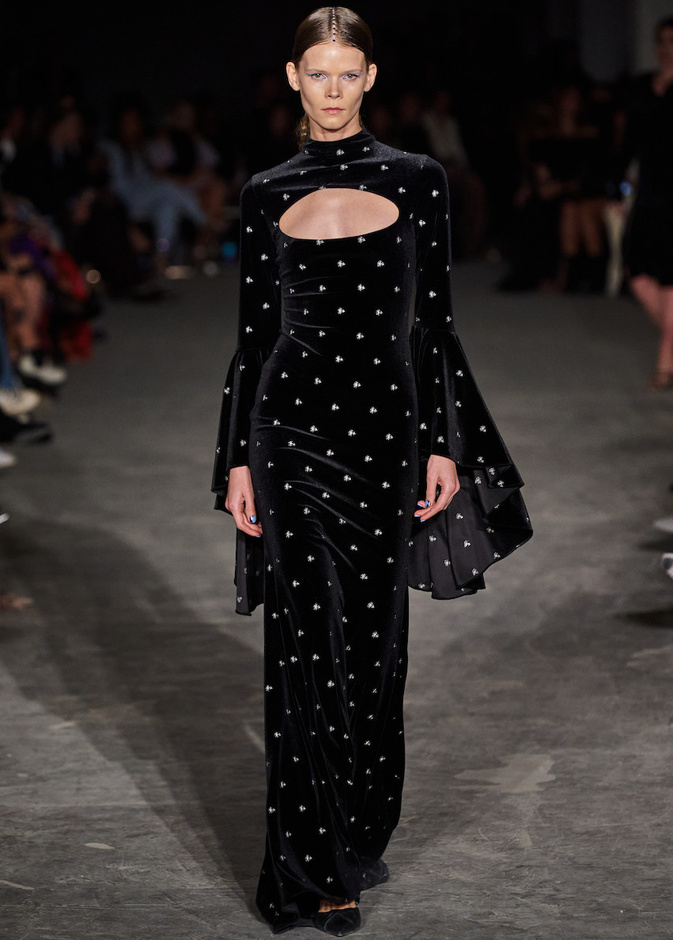 أساليب راقية لإبراز أنوثتك عن طريق فساتين المخمل 