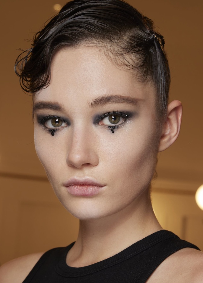 كيفية اختيار الآيشادو الغليتر بحسب لون العينين