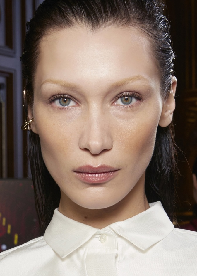 حيل مكياج بسيطة طبّقيها لاخفاء الإنتفاخ تحت العينين