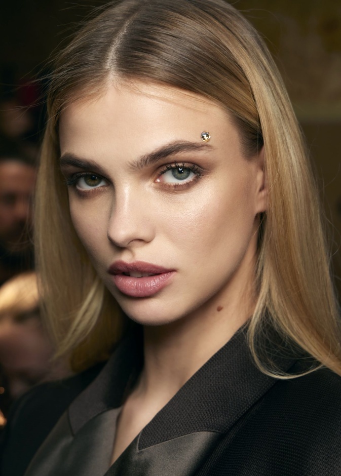 تفادي الظلال القوية على عينيك بأسلوب Alexis Mabille