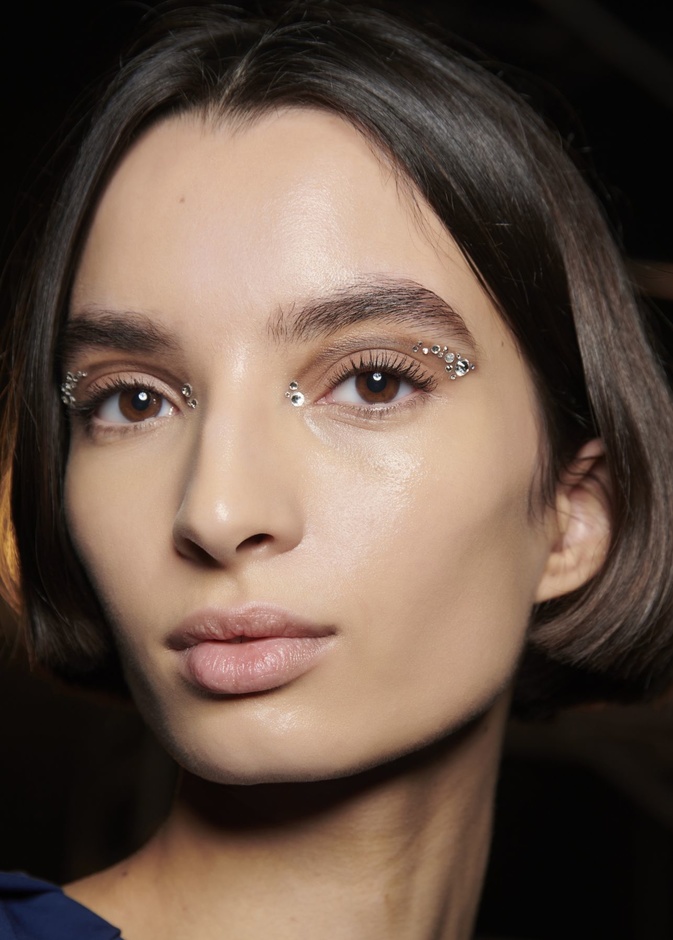 طرق تجميلية لتكثيف الحواجب قبل اليوم الوطني الإماراتي