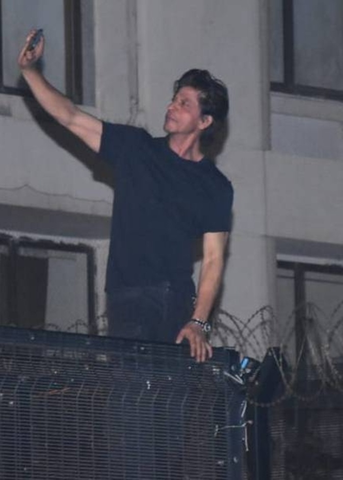 شاروخان يقوم بتحية معجبيه أمام منزل في يوم عيد ميلاده