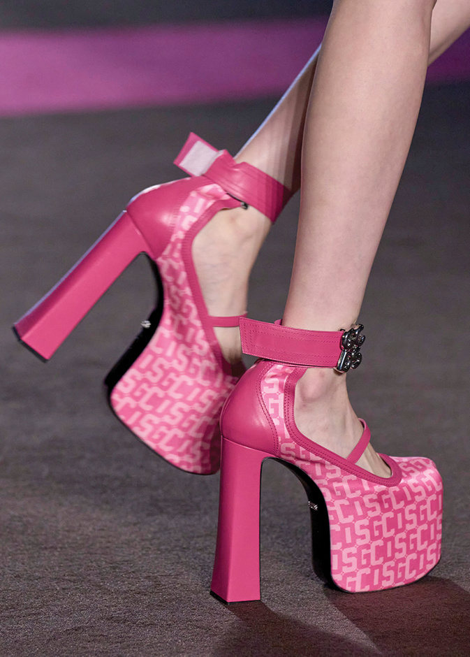 استعدي لصيحات الأحذية التي انبثقت من منصات عروض الأزياء لموسم خريف وشتاء 2022