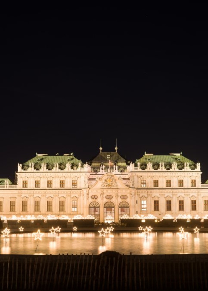 أضواء احتفالية تنير مبنى قصر بيلفيدير