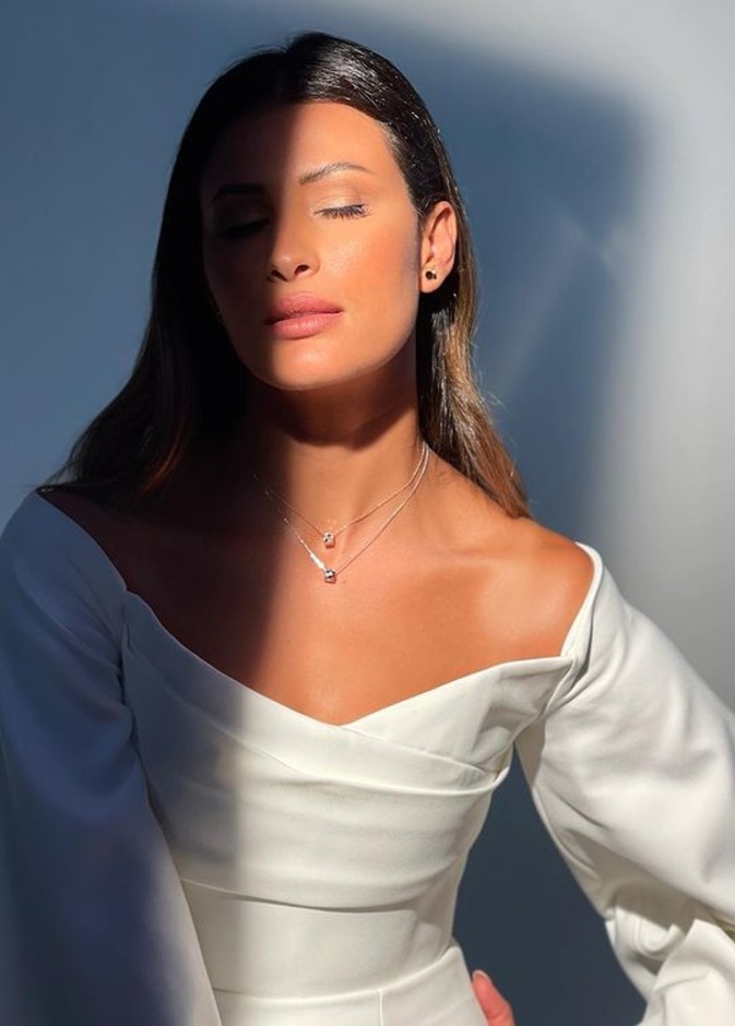 إختاري الأبيض إذا كانت بشرتك سمراء لتزيدي من سحر الإطلالة