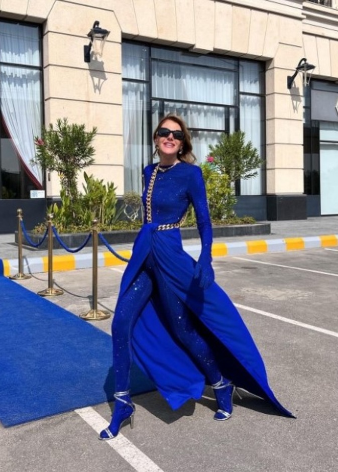 شاهدي كيف تألقت Anna Dello Russo بإطلالات أنيقة في السعودية بتوقيع مصممات سعوديات