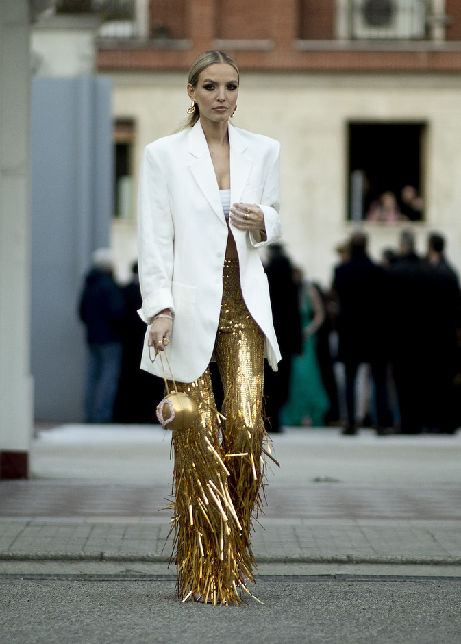 جاذبية لا تقاوم في أزياء الميتالك اللامعة موضة هذا الموسم