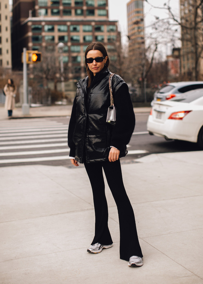 نعم تنسيق الأحذية الرياضية ممكناً مع الاطلالات الشتوية 