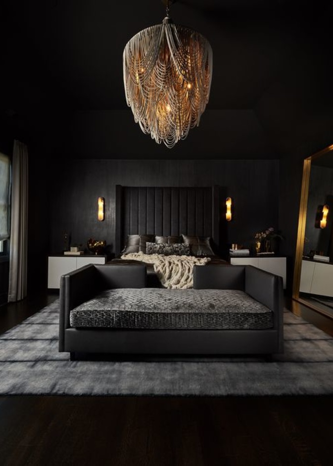 الظلال الداكنة مثل الأسود تمتص الضوء وتجعل غرفة النوم تبدو أصغر