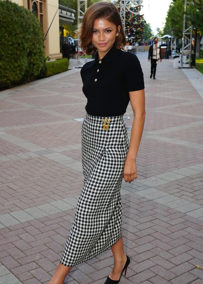 تألقت زندايا بإطلالة حملت توقيع دار Schiaparelli