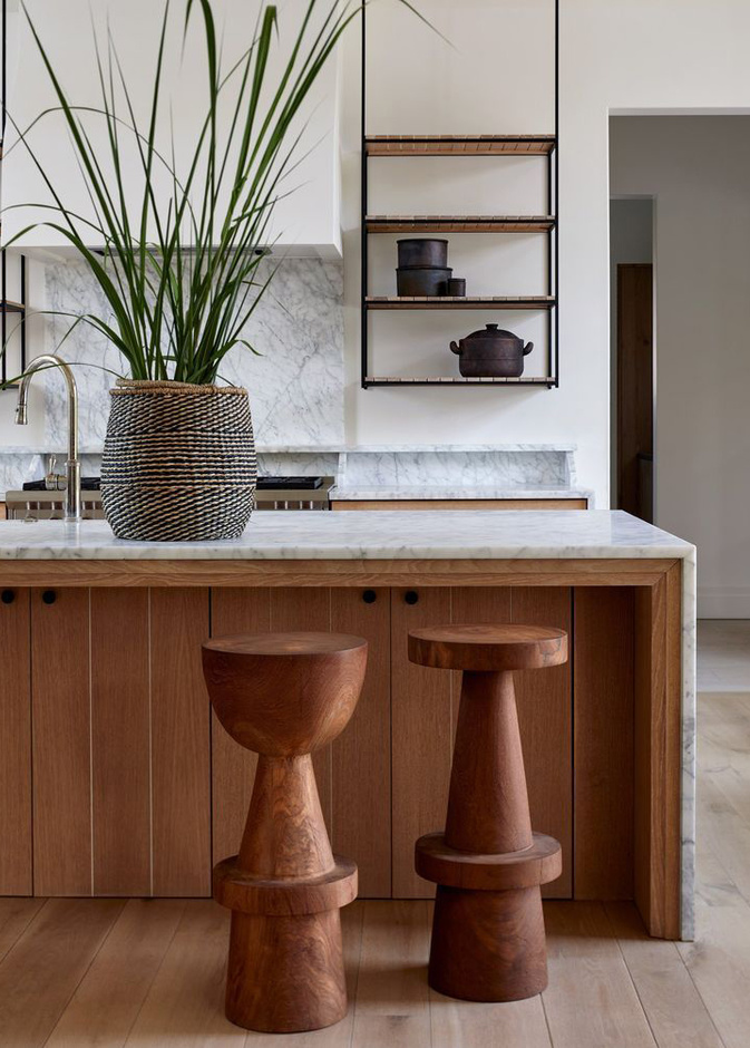 تصاميم رائعة لكراسي عالية من الخشب الدافئ لجزيرة مطبخ خشبية