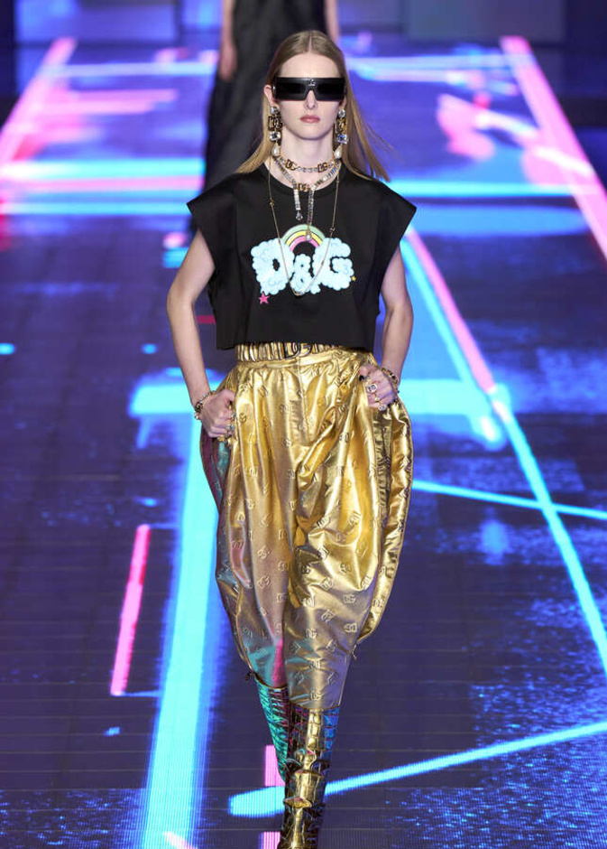 اللون الذهبي خيارك للوك خريفي ساحر وجريء