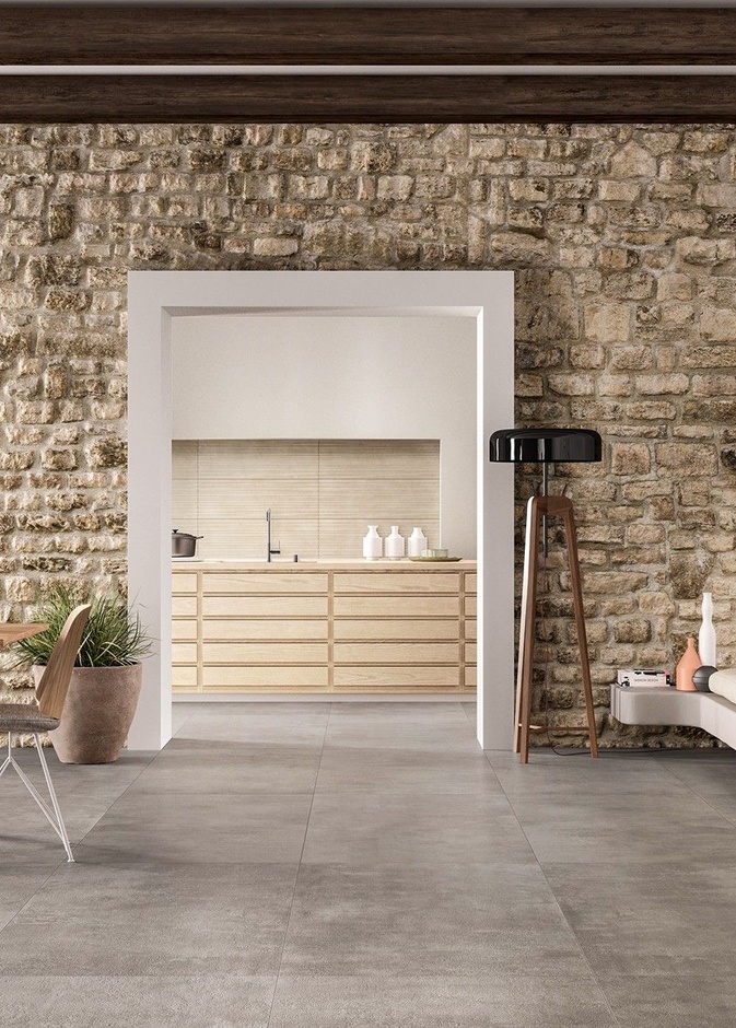 جدار حجري رائع مع حوامل سقف من الخشب في ديكور منزل عصري