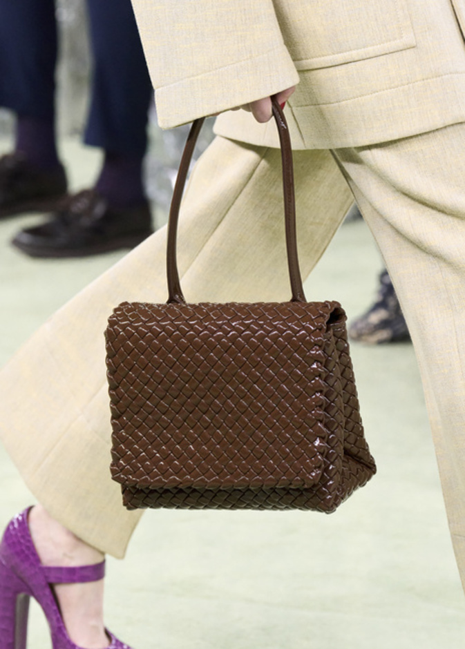 الحقائب البنية صيحة خريفية للوك دافىء وعصري لافت