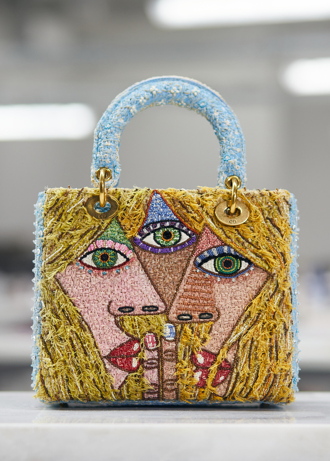 ليدي ديور تطلق مجموعتها السابعة في عالم الحقائب بالتعاون مع 11 مصمم