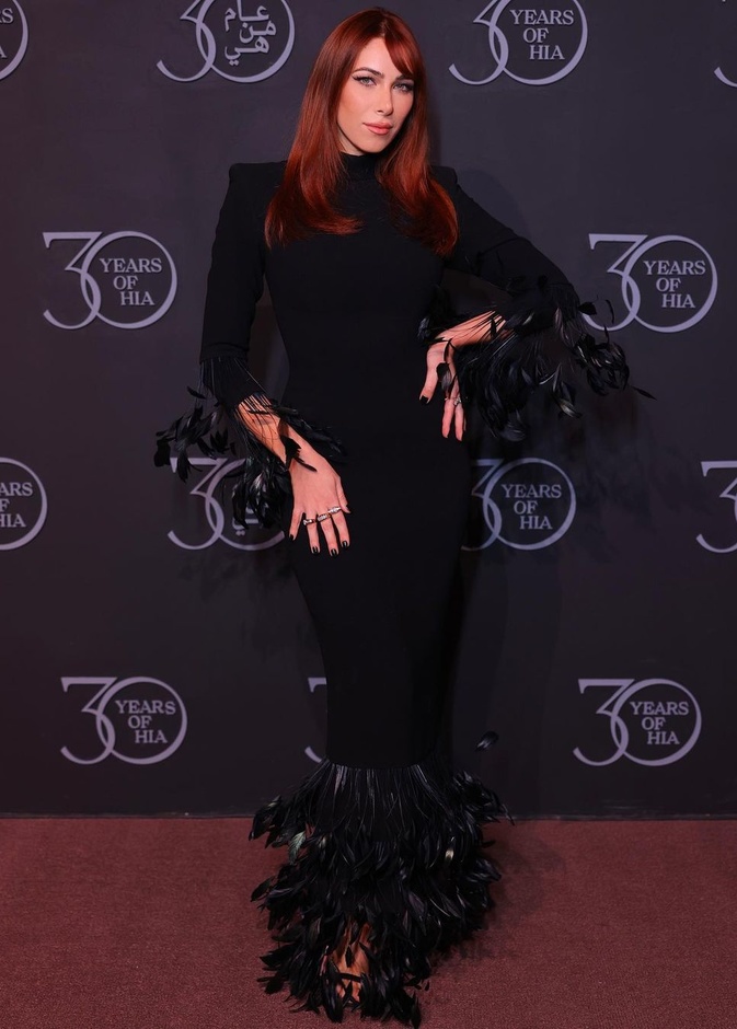 من النجمات العربيات والانفلونسرز أزياء عصرية باللون الاسود للمناسبات الرسمية 