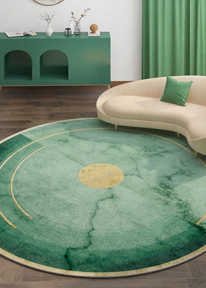 غرفة معيشة مفروشة بأثاث بسيط وسجادة دائرية الشكل باللون الأخضر المبهج