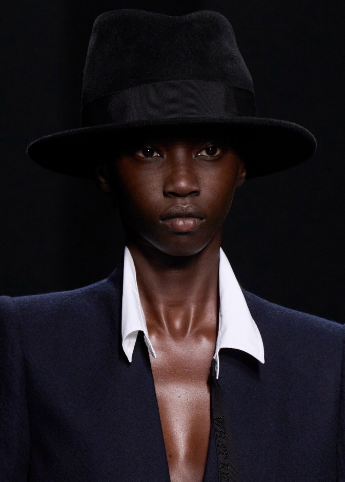 7 دور كلّلت إطلالاتها بقبعات رائعة في عروض خريف وشتاء 2022