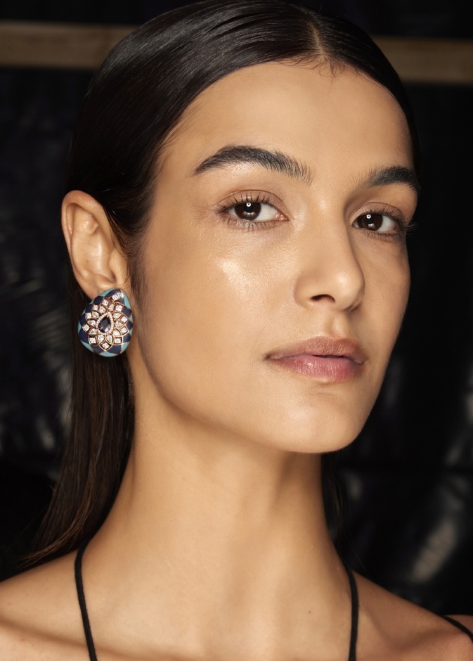 تخلصي من خلايا الجلد الميتة عن طريق تجديد البشرة