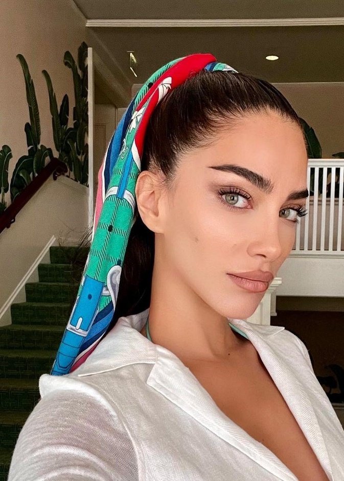تسريحات شعر ذيل الحصان مع السكارف من وحي جيسيكا قهواتي