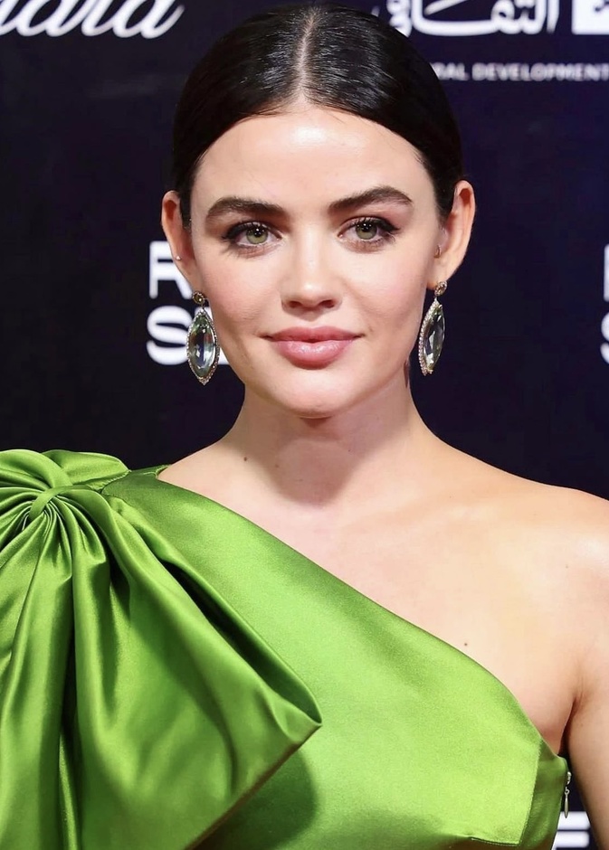 طريقة تطبيق المكياج الوردي بأسلوب Lucy Hale - الصورة من حسابها على انستغرام