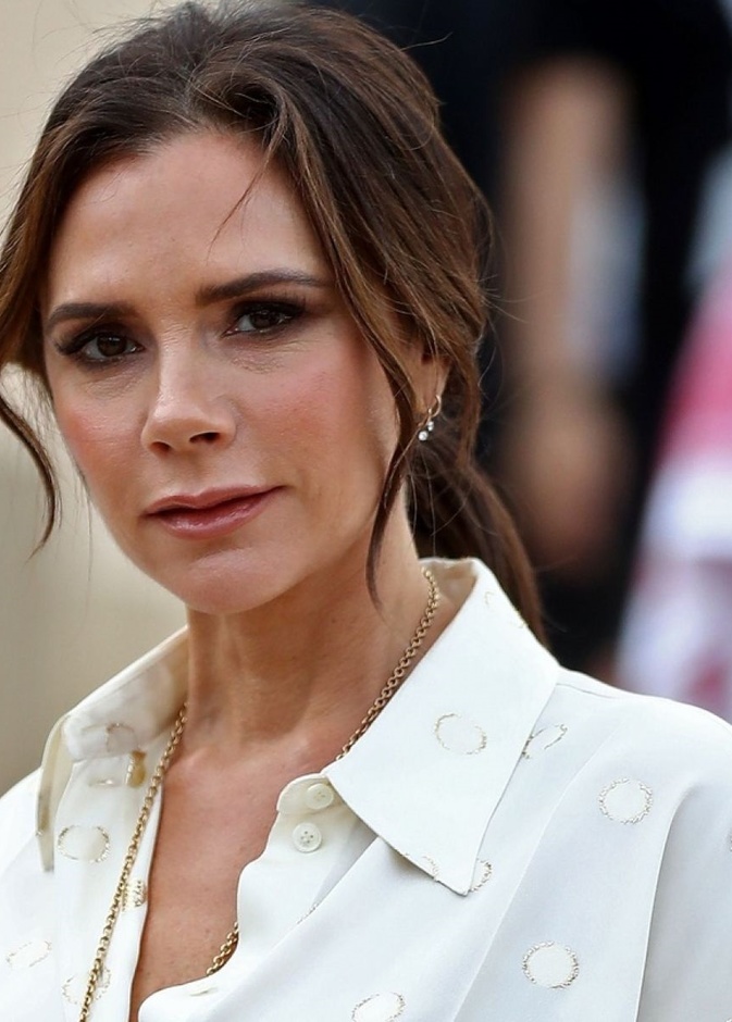 فيكتوريا بيكهام بصيحة البلاشر البرونزي