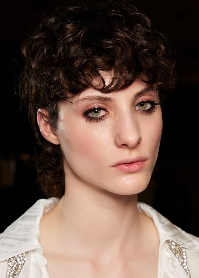 ما هي فعالية تطويل الرموش بالزيوت الطبيعية؟