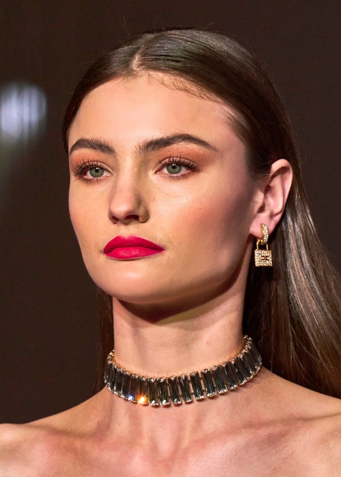 صيحات مكياج ذهبي ناعم طبّقيها بالخطوات لإطلالة مميزة في مناسبات نهاية العام 2023