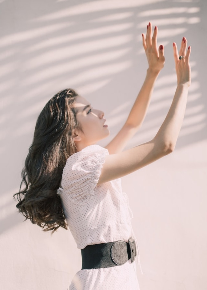 طرق فعالة ومجربة لشد ترهلات الذراعين طبيعياً