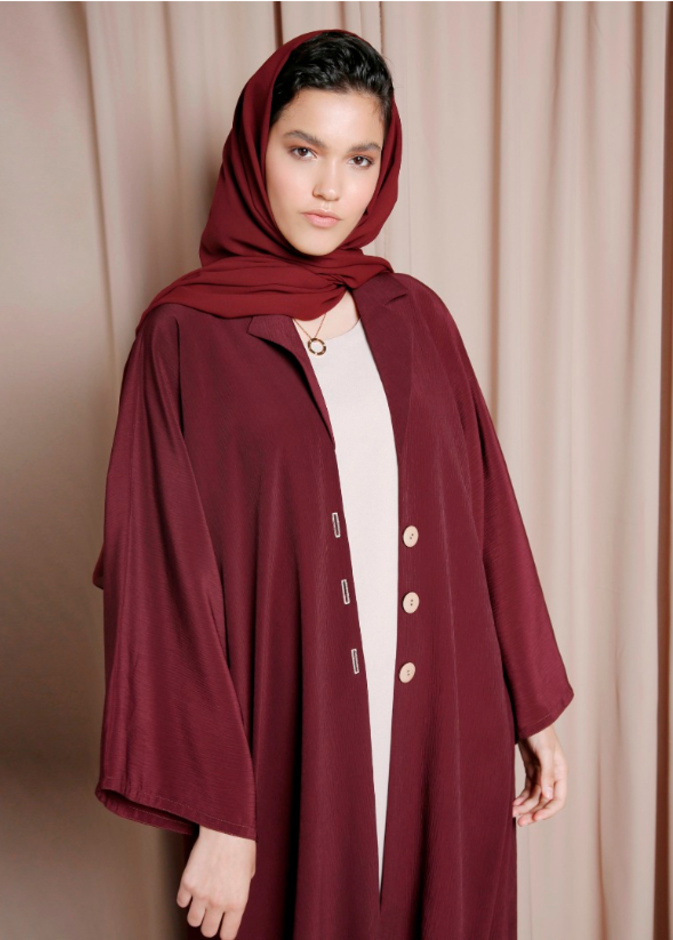 تصميم أنيق لعباية Sole بلون البوردو والمزيّنة بأزرار بارزة بلون البيج