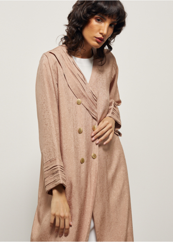 بساطة وأناقة العباية البيج الفريدة من تصميم دار عبايات WA Dubai